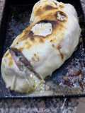 Bondiola mechada con Roquefort cubierto con jamón y tapada