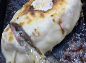 Una foto de Bondiola mechada con Roquefort cubierto con jamón y tapada