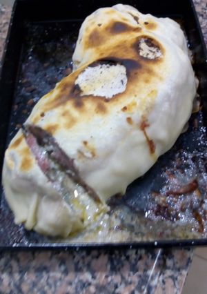 Una foto de Bondiola mechada con Roquefort cubierto con jamón y tapada