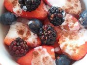 Una foto de kefir y fresas