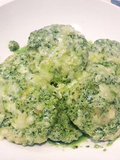 Una foto de Sorrentinos rellenos de pollo y salsa al pesto