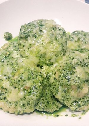 Una foto de Sorrentinos rellenos de pollo y salsa al pesto