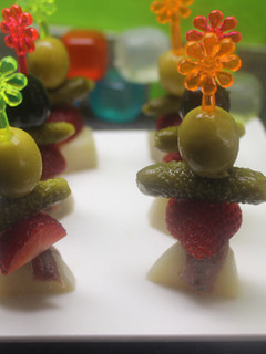 Una foto de Pinchos de anchoas con fresas y pepinillos