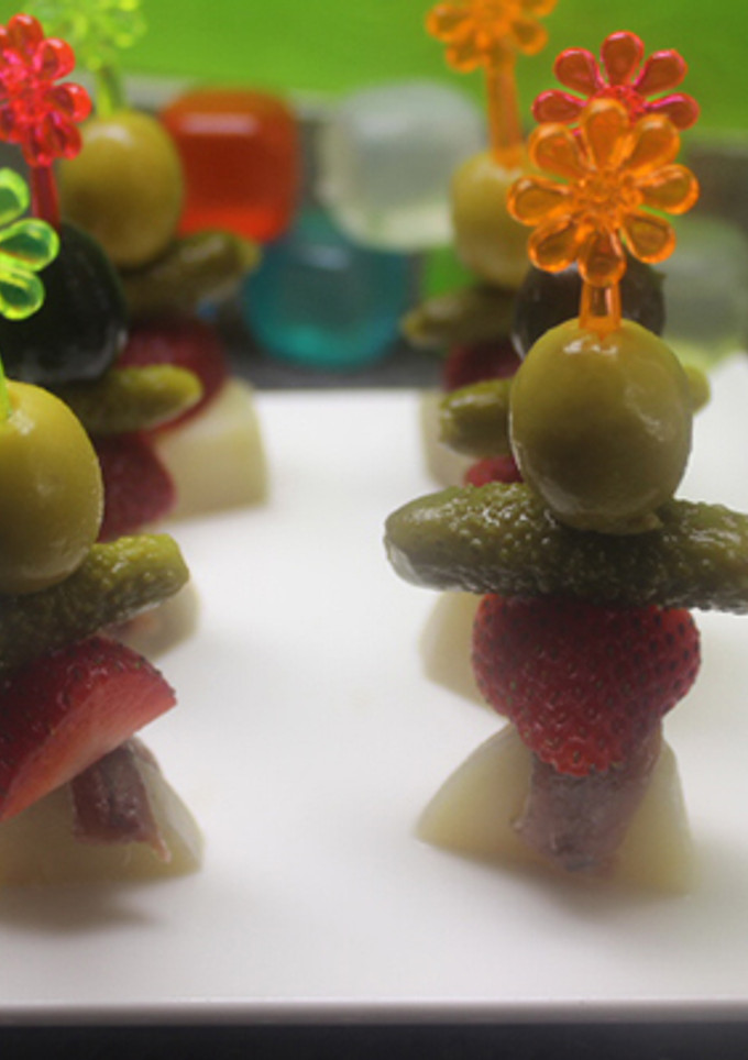 Una foto de Pinchos de anchoas con fresas y pepinillos