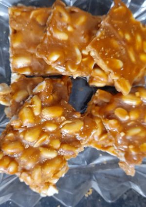 गुड़ और मूंगफली की चिक्की(Gud aur moongfali ki chikki recipe in Hindi) रेसिपी मुख्य फोटो