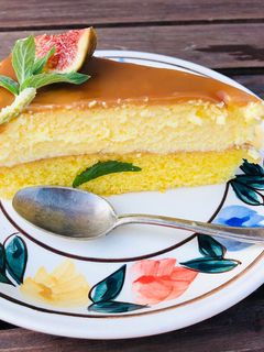 O poză a rețetei Cheesecake fin cu blat și sos caramel.