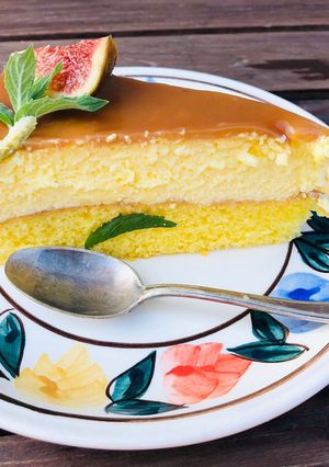 O poză a rețetei Cheesecake fin cu blat și sos caramel.