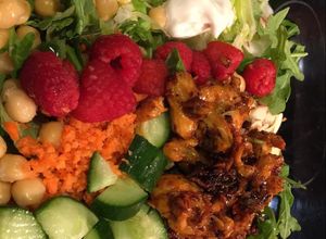 Una foto de Ensalada salad con frutos!!