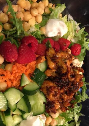 Una foto de Ensalada salad con frutos!!