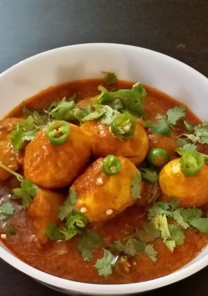 পাকিস্তানি স্টাইল আলু ওর আন্ডে কা সালান রেসিপির প্রধান ছবি