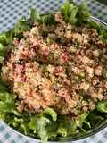 Taboulé aux tomates, légumes, raisins, herbes et épices