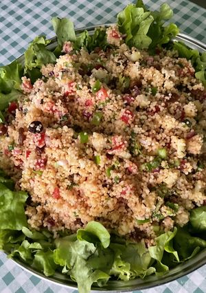 Une photo de Taboulé aux tomates, légumes, raisins, herbes et épices