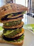 Panino con Burger VEG (piselli, quinoa, verza e spinaci)