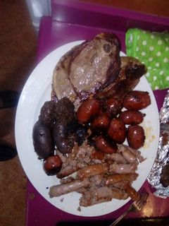 Una foto de Plato mixto de carne en su punto-jugoso