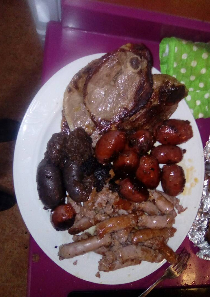Una foto de Plato mixto de carne en su punto-jugoso