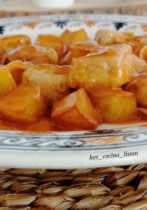 Una foto de Atún con patatas y salsa de cebolla