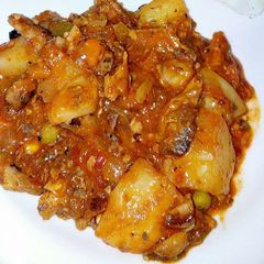 A picture of Potatoes mixed with peas and beef.