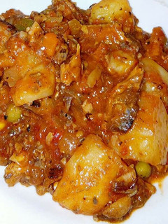 A picture of Potatoes mixed with peas and beef.
