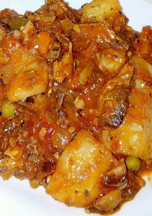 A picture of Potatoes mixed with peas and beef.