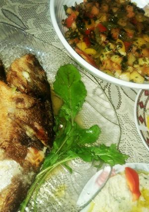صورة لوصفة سمك مقلي مع سلطة البطاطا الحارة 😋