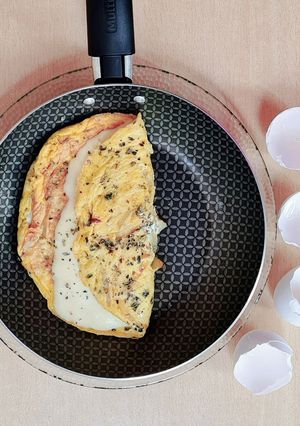 Una foto de Omelette "fugazzeta" 🍳 Tortilla francesa de queso, cebolla y orégano 🧀