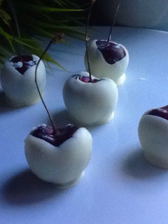 Una foto de Bombones de cerezas y chocolate blanco