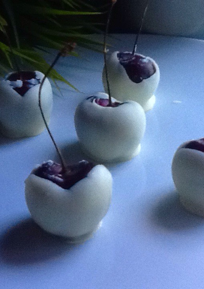 Una foto de Bombones de cerezas y chocolate blanco