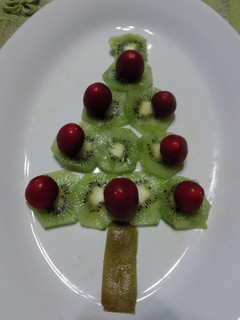 Una foto de Árbol y Corona de Navidad - con frutas - para adornar la mesa