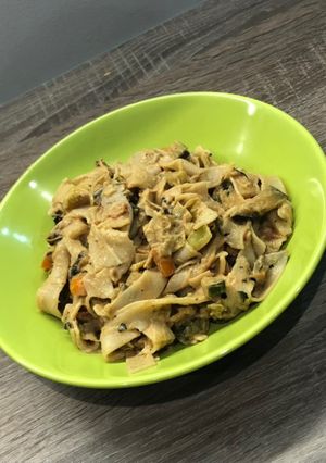 Une photo de Nouilles aux légumes et au beurre de cacahuète