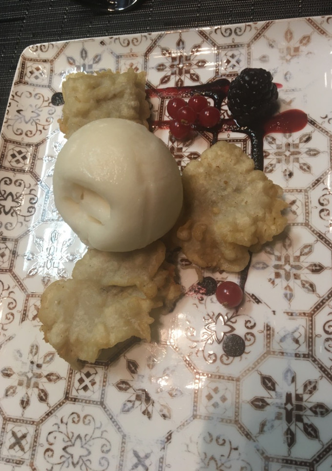 Una foto de Helado de té verde, con plátano rebozado y frutos rojos 🍒