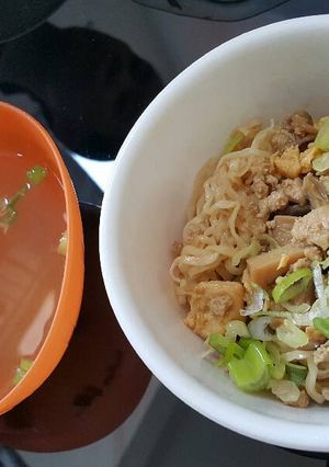 A picture of Bakmi ayam jamur (Chicken Mushroom Ramen).