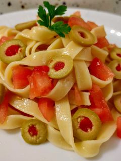 Una foto de Ensalada de pasta con cherry y aceitunas