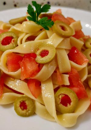 Una foto de Ensalada de pasta con cherry y aceitunas