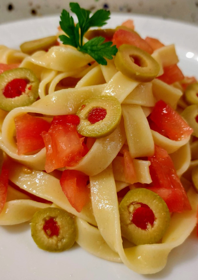 Una foto de Ensalada de pasta con cherry y aceitunas