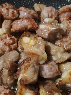 Una foto de Fideuá con costillas y butifarras