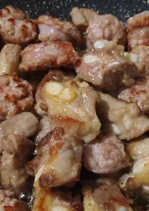 Una foto de Fideuá con costillas y butifarras