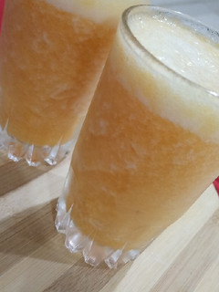 A picture of Peach and plum mix juice.