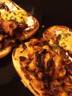 Una foto de Brioche con Alitas de Pollo a la Salsa de Kimchi