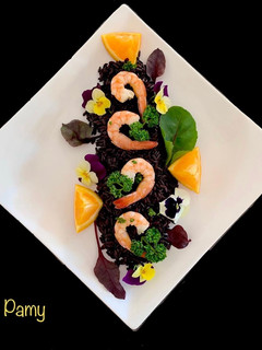 Foto di Insalata di gamberi al vapore e riso venere aromatizzato al tè e arancia