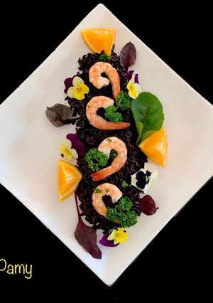 Foto di Insalata di gamberi al vapore e riso venere aromatizzato al tè e arancia
