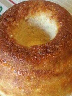 Una foto de Budín de pan fácil con corteza en olla