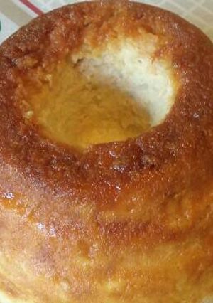 Una foto de Budín de pan fácil con corteza en olla