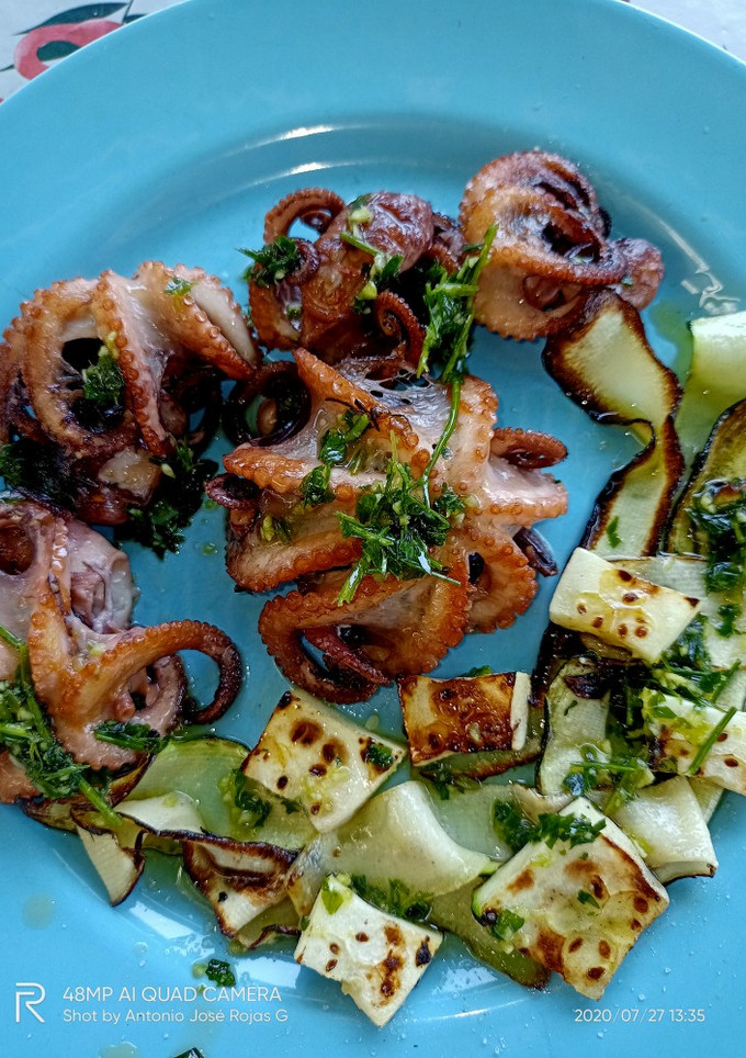 Una foto de Pulpitos de la Ametlla a la plancha, con calabacín dos texturas