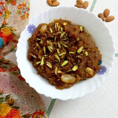 A picture of Besan Suji Halwa.