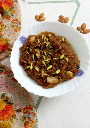 A picture of Besan Suji Halwa.