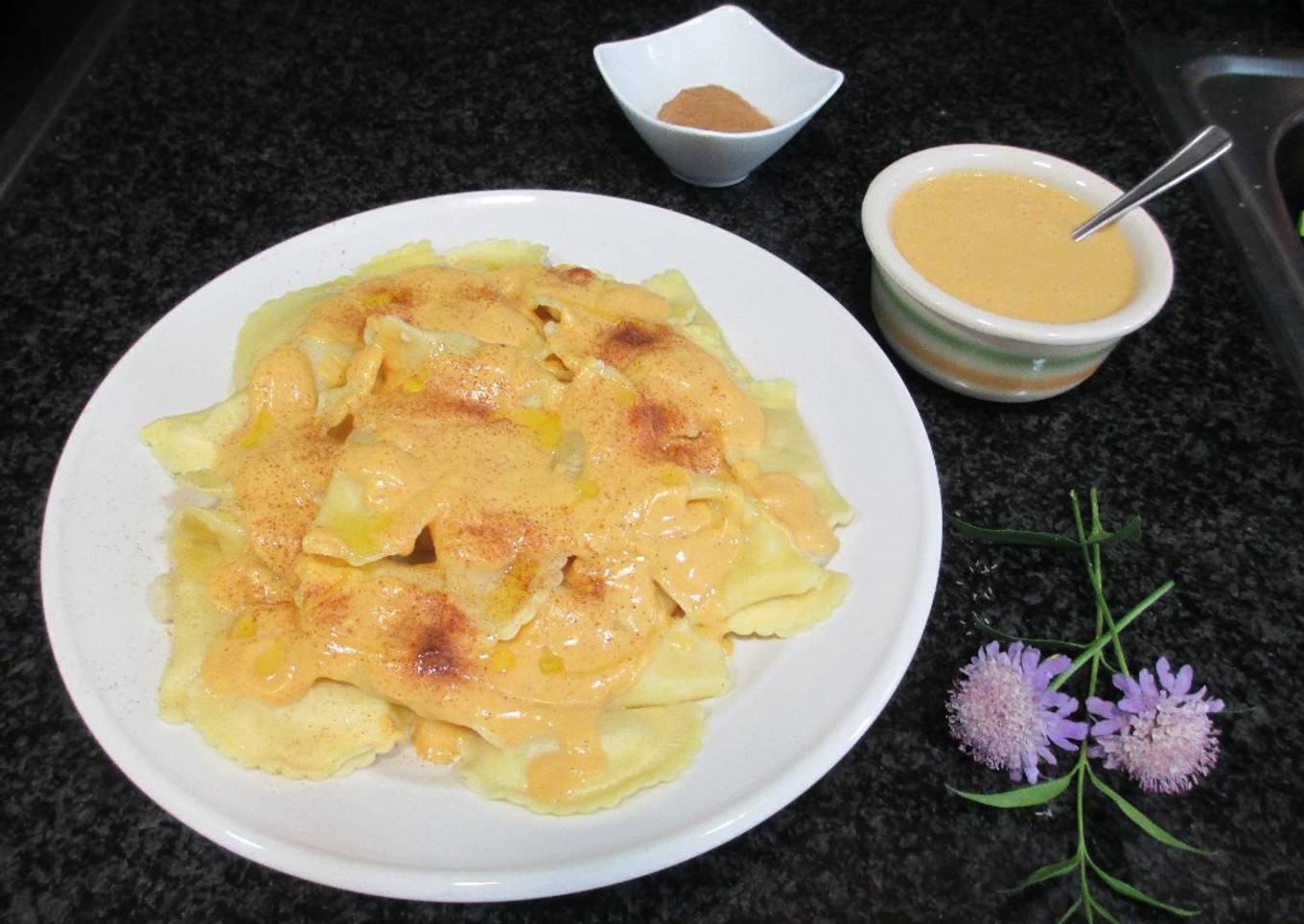 Ravioli cuatros quesos con salsa de calabaza