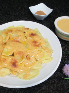 Una foto de Ravioli cuatros quesos con salsa de calabaza