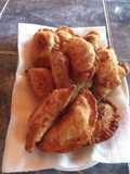 Empanaditas fritas de queso, queso con salame y queso de cabra con tomates