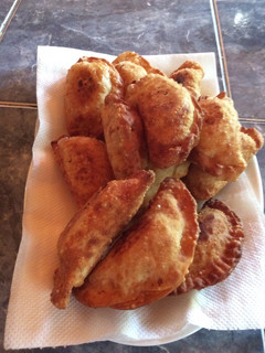 Una foto de Empanaditas fritas de queso, queso con salame y queso de cabra con tomates