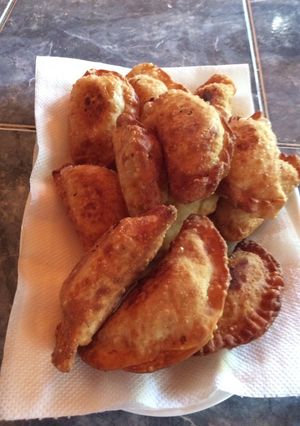 Una foto de Empanaditas fritas de queso, queso con salame y queso de cabra con tomates